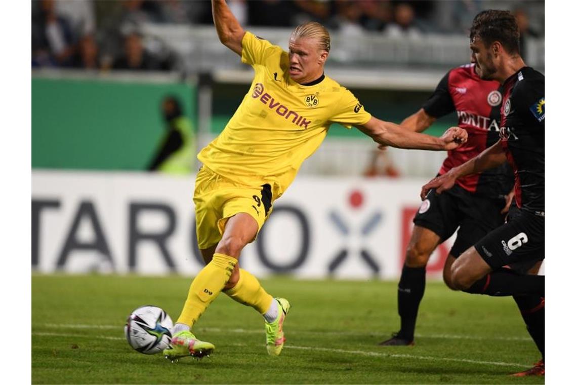 60-Tore-Mann Haaland bleibt und startet nächste Rekordjagd Besiegelte den BVB-Sieg im Pokal quasi alleine: Erling Haaland. Foto: Arne Dedert/dpa