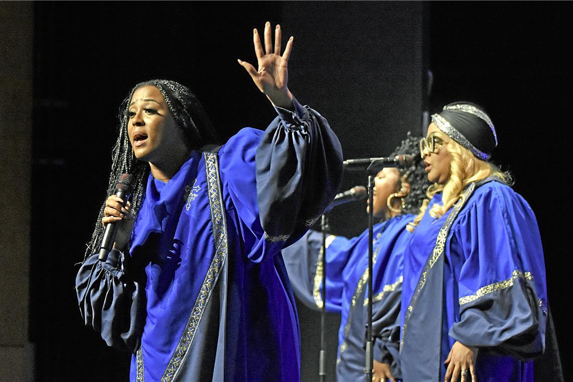 Mitreißendes Gospelkonzert im Backnanger Bürgerhaus Besonders auch die verschiedenen Soloauftritte überzeugen mit musikalischem Können.