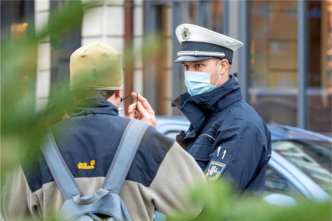 Besonders auf die Maskenpflicht müssen Jonas Mürdter und seine Kollegen immer wieder hinweisen. Foto: A. Becher