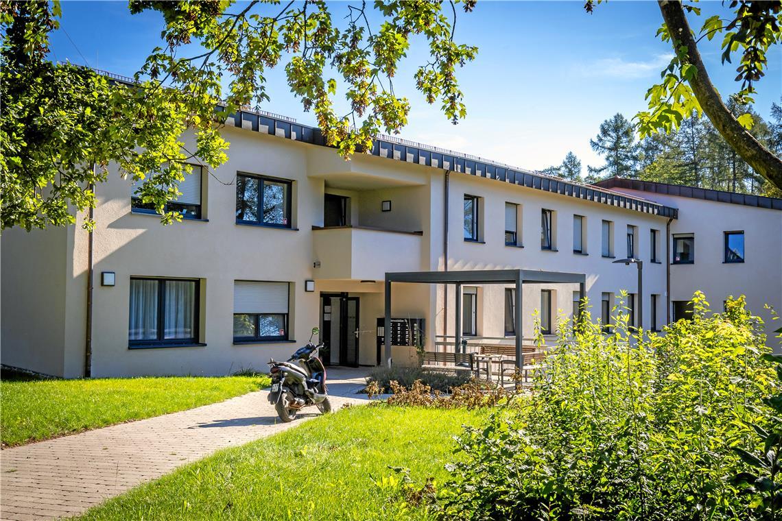 Backnang: Gut eingelebt im Haus Plattenwald Besonders beliebt als spontaner Treffpunkt ist die Sitzgelegenheit vor dem Haus.