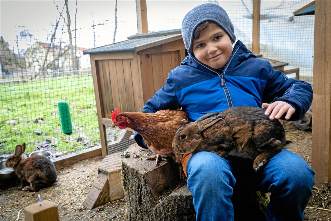 Besonders die Tiere begeistern die Kinder, wie hier den achtjährigen Talal. Foto: Alexander Becher