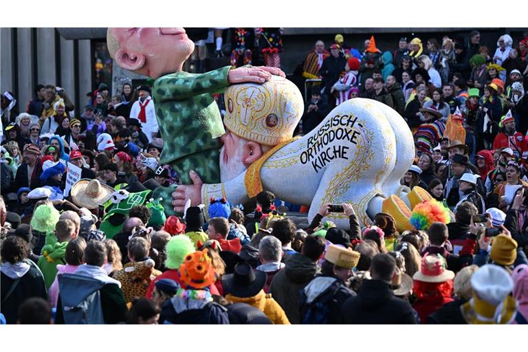 Besonders ein zwischen Kremlchef Wladimir Putin und Patriarch Kirill als Karikatur dargestellter Oralverkehr ist Gegenstand des umstrittenen Gerichtsverfahrens gegen den Karnevalisten Jacques Tilly. (Archivbild)