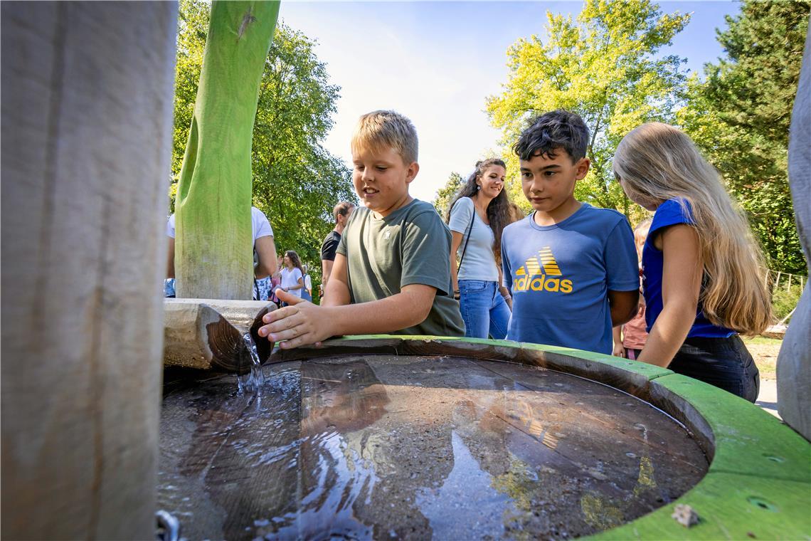 Spielplatz in Oberweissach ist eingeweiht Besonders ideal für heiße Tage: Eine Pumpe liefert frisches Wasser.