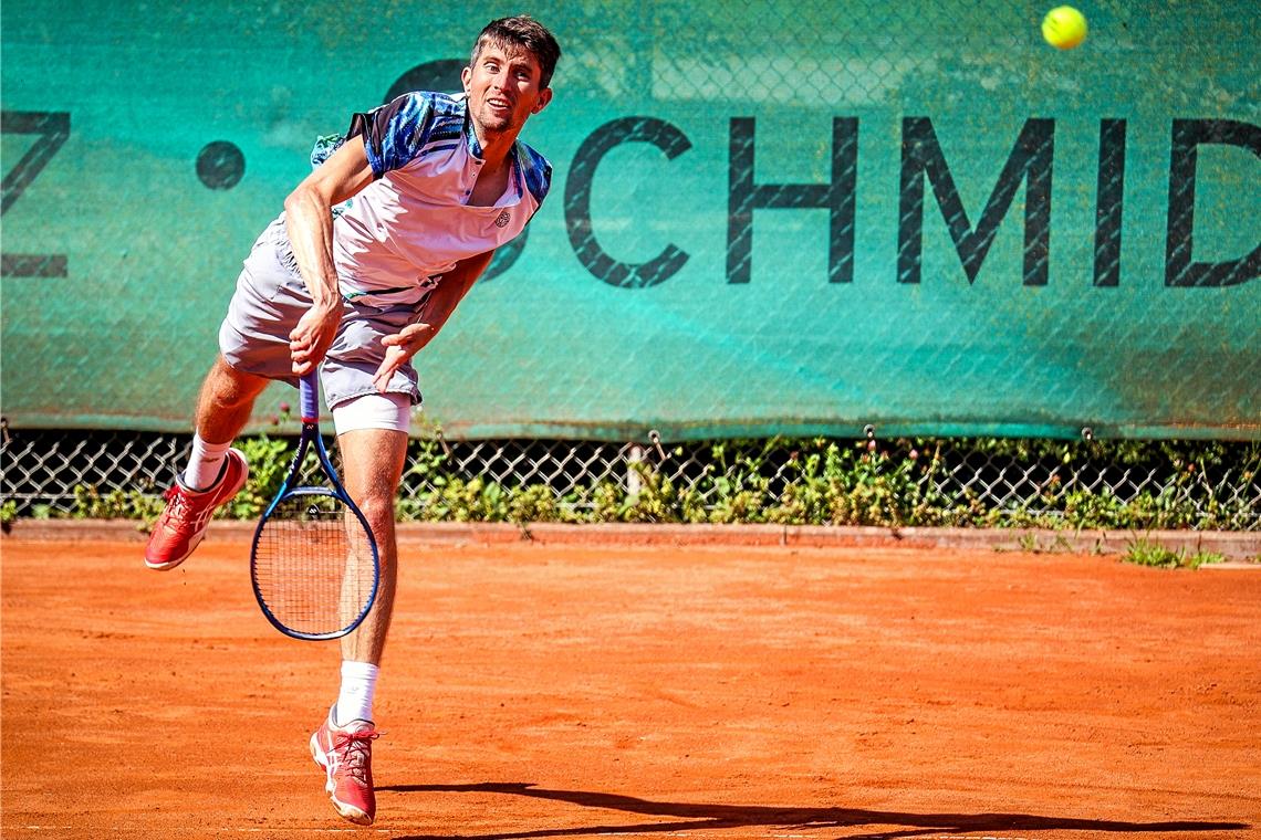 Besonders im Blickpunkt: Yannick Maden. Der 32-jährige Stuttgarter ist nicht mehr im weltweiten Tenniszirkus unterwegs. Statt Paris und das Stade Roland Garros steht für ihn nun wieder wie einst Backnang und die TSG-Anlage am Ungeheuerhof auf dem Plan. Foto: Alexander Becher