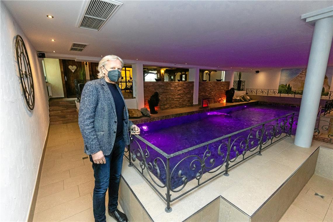 Sonnenhof-Umbau liegt gut im Zeitplan Besonders im Inneren des Hotels hat sich schon viel getan, berichtet Uli Ferber. Beispielsweise wurde der Pool neu gestaltet und hat neue Zusatzfunktionen.