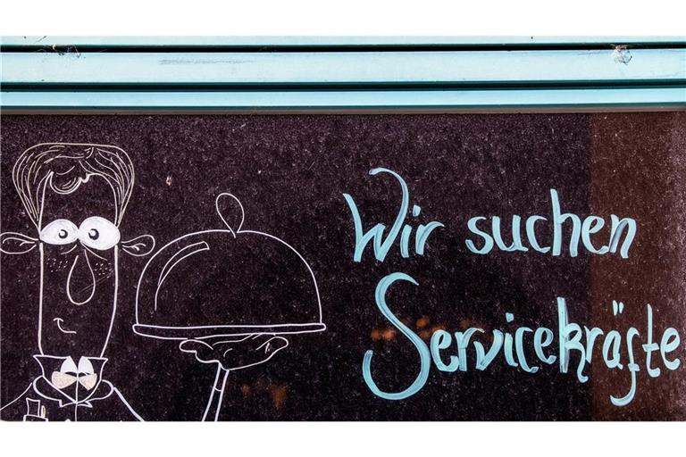 Besonders in der Dienstleistungsbranche wie der Gastronomie ist Personal knapp (Archivbild)