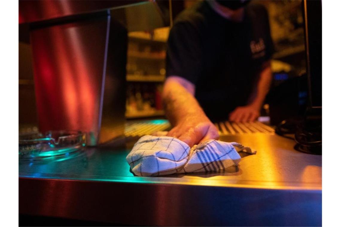 Ifo: Kurzarbeit in Deutschland steigt wieder an Besonders in der Gastronomie ist ein deutlicher Anstieg der Kurzarbeit zu verzeichnen. Foto: Sebastian Gollnow/dpa