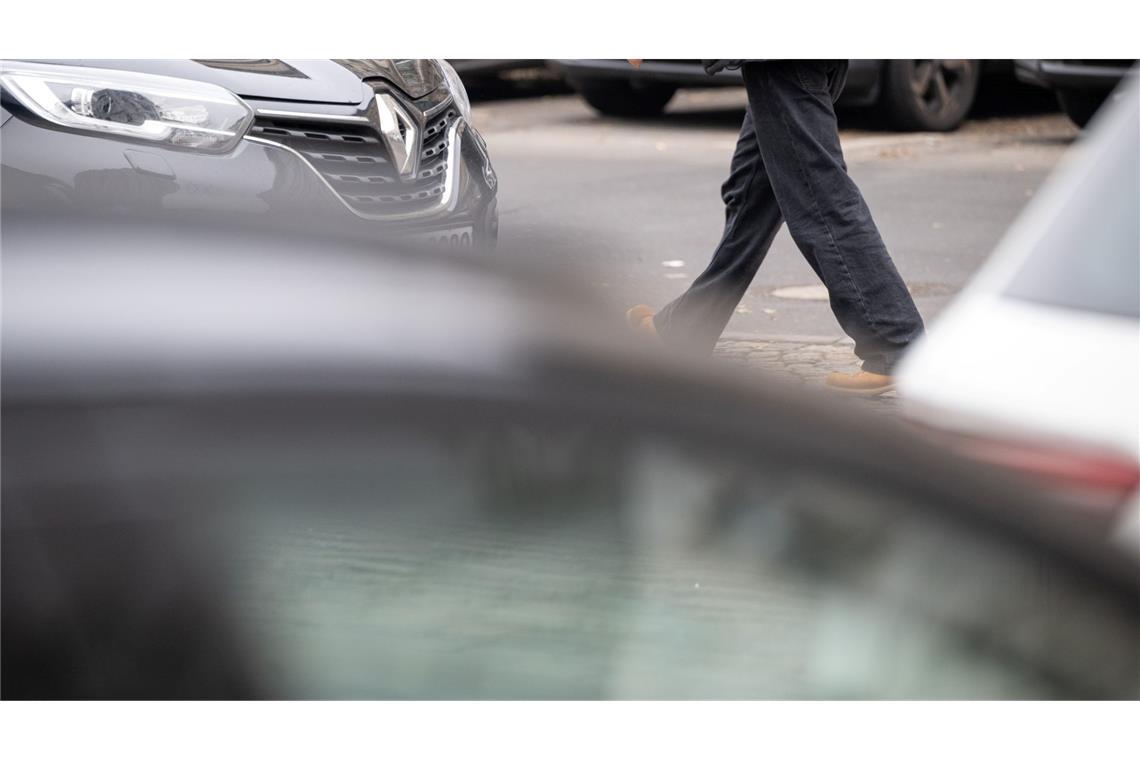 Studie: Menschen fahren seltener Auto und gehen öfter zu Fuß Besonders in Metropolen gingen die Menschen zuletzt häufiger zu Fuß und ließen das Auto öfter stehen. (Symbolbild)