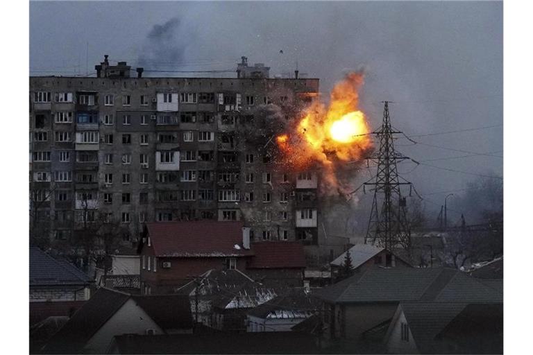 Besonders schwere Kämpfe gibt es in der Ukraine um die Stadt Mariupol - humanitäre Organisationen bezeichnen die Lage dort als katastrophal. Foto: Evgeniy Maloletka/AP/dpa