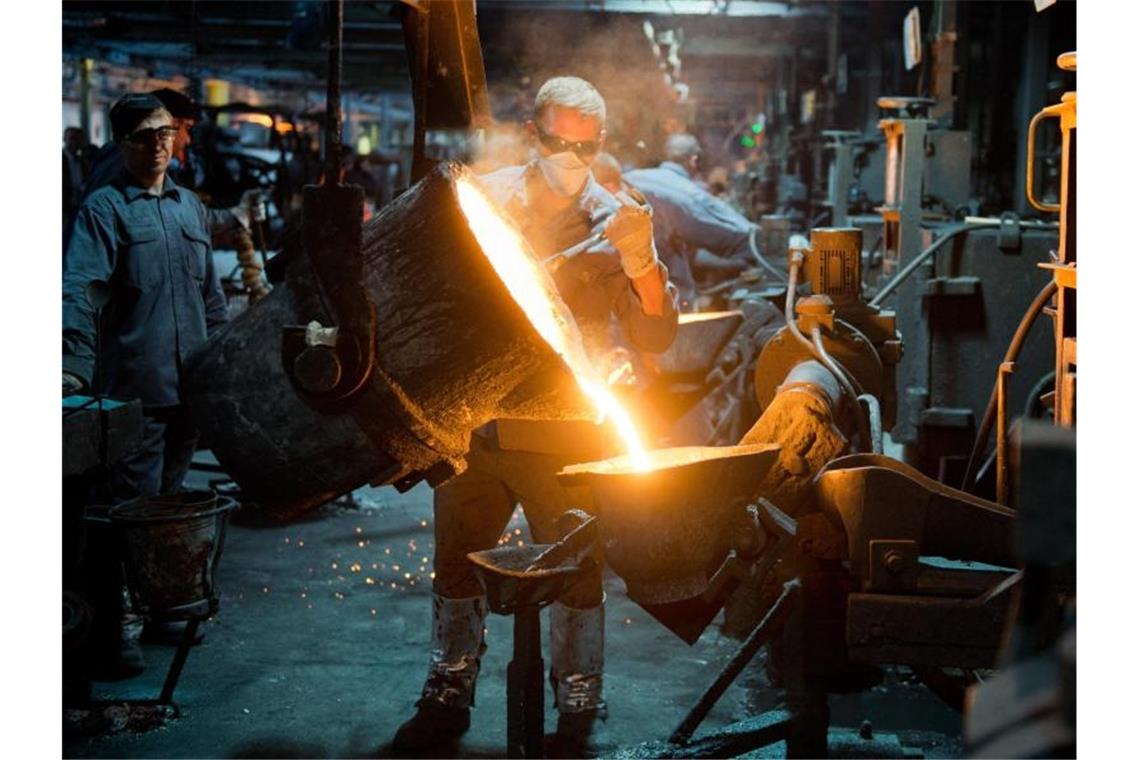 Besonders zuversichtlich sind der IW-Umfrage zufolge der Maschinenbau sowie die Stahl- und Metallverarbeitung. Foto: Julian Stratenschulte/dpa