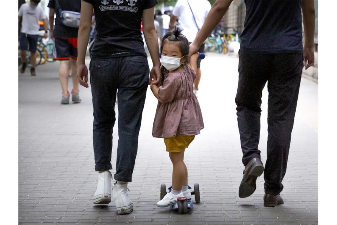 Besorgniserregender Trend in China: „Niemand will noch Kinder haben.“. Foto: Mark Schiefelbein/AP/dpa