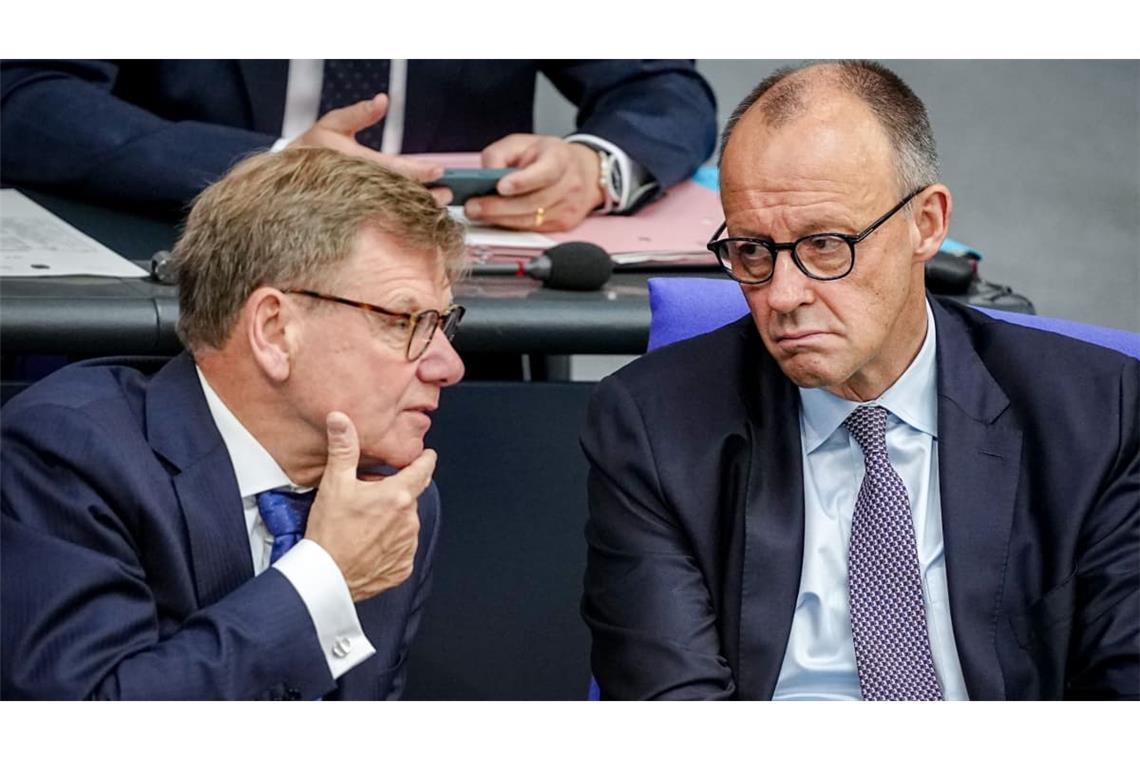 Besorgte Mienen bei Bundeskanzler Friedrich Merz und Johann Wadephul im Bundestag.