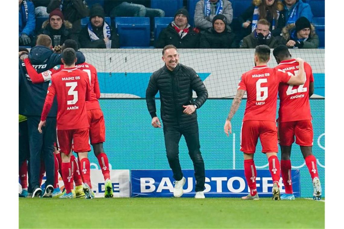 Besser hätte das Trainer-Debüt für Achim Beierlorzer (M) bei Mainz 05 nicht laufen können. Foto: Uwe Anspach/dpa