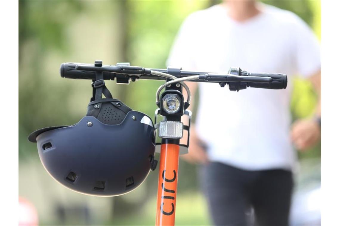 Tausende E-Tretroller werden in deutschen Städten verliehen Besser mit Helm: Ein E-Scooter von Circ steht fahrbereit auf einer Straße in Berlin. Foto: Roland Weihrauch