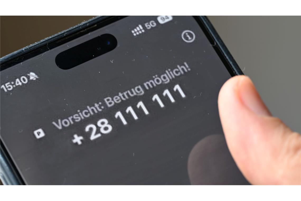 Besser nicht drangehen: Vodafone warnt bei einem Anruf vor einer möglichen Betrugsmasche, hier ein gestelltes Bild mit einer fiktiven Telefonnummer, die Vodafone nur zwischenzeitlich zu technischen Testzwecken geschaltet hatte.