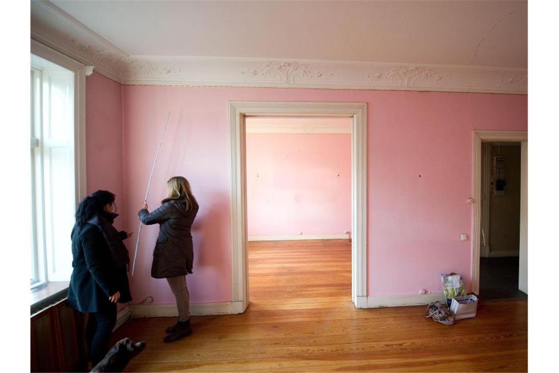 Besser vorher prüfen: Interessenten messen bei einer Wohnungsbesichtigung eine Mietwohnung aus. Foto: Axel Heimken/dpa