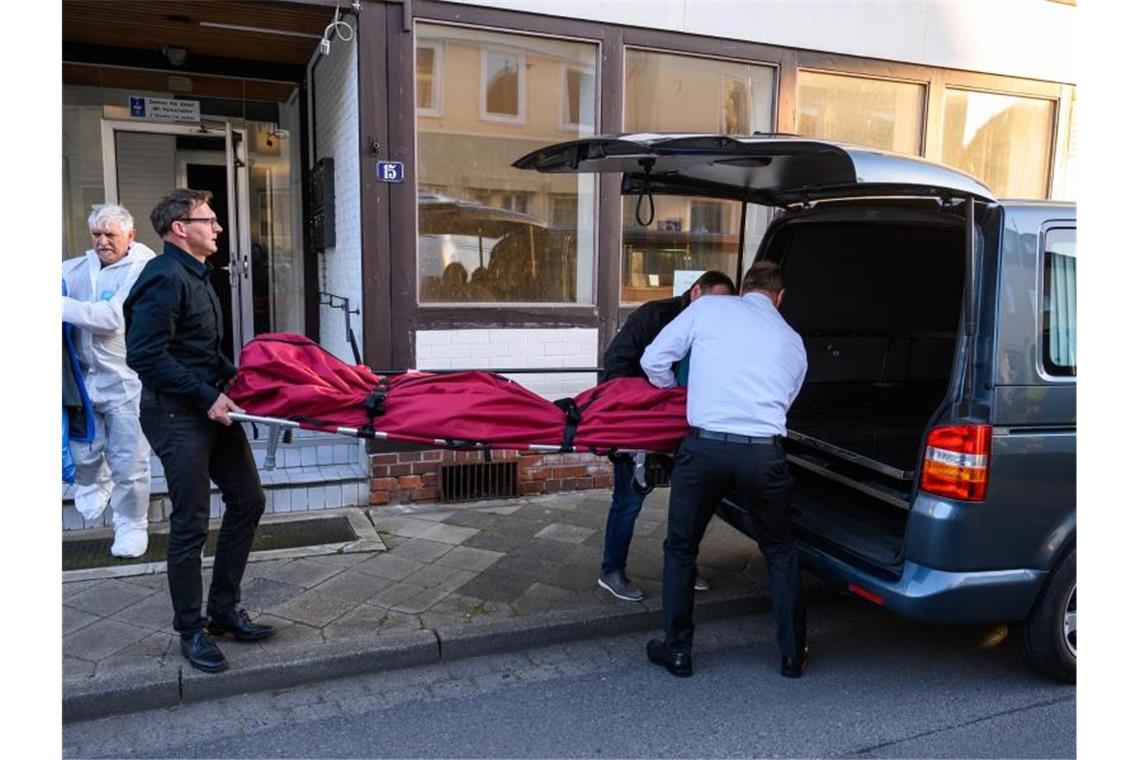 Bestatter schieben eines der Wittinger Todesopger in einen Leichenwagen. Foto: Christophe Gateau