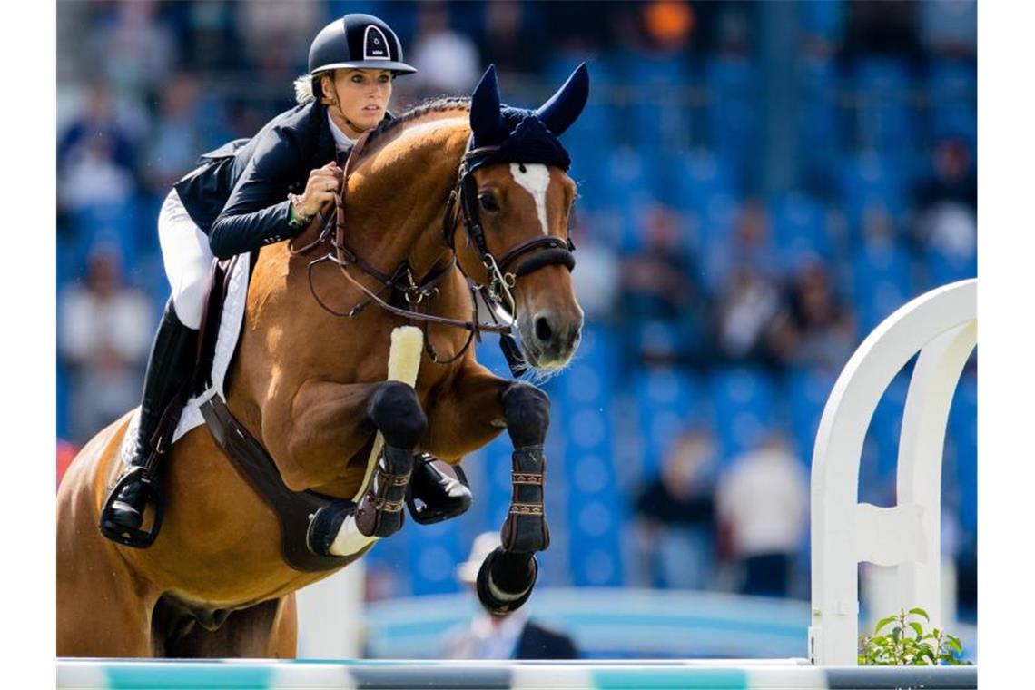 Beste Deutsche beim Preis von Nordrhein-Westfalen: Jana Wargers auf „Limbridge“ überspringt ein Hindernis. Foto: Rolf Vennenbernd/dpa