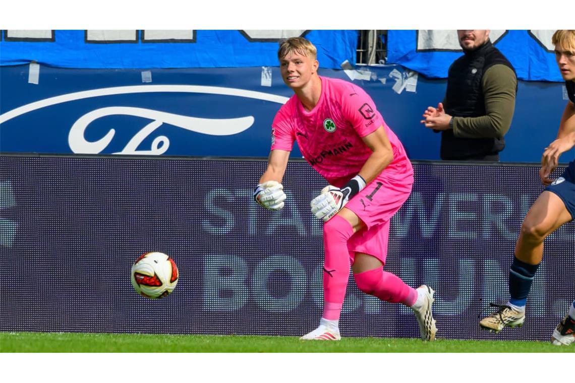 Beste Kritiken erntete bislang der Torhüter Florian Hellstern, der diesmal als Schlussmann des Zweitligisten Greuther Fürth 1:1 beim VfL Bochum spielte. Der 18-Jährige hat nach fünf Spieltagen noch keine Zweitligaminute für die Kleeblätter verpasst. Beim Führungstreffer der Bochumer in der 17. Minute durch einen Kopfball von Philipp Hofmann aus kürzester Distanz war Hellstern machtlos. Der Teenager im Tor spielte diesmal solide - und entführte mit seinem Team einen glücklichen Punkt aus Bochum.