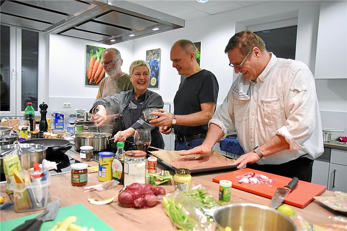 Beste Laune beim Schnippeln (von links): Jörg Rupp, Petra Pfeiffer (Kursleiterin), Uli Schöller und Wolfgang Fleischmann bereiten parallel die Vorspeise und die Hauptspeise zu. Fotos: Tobias Sellmaier