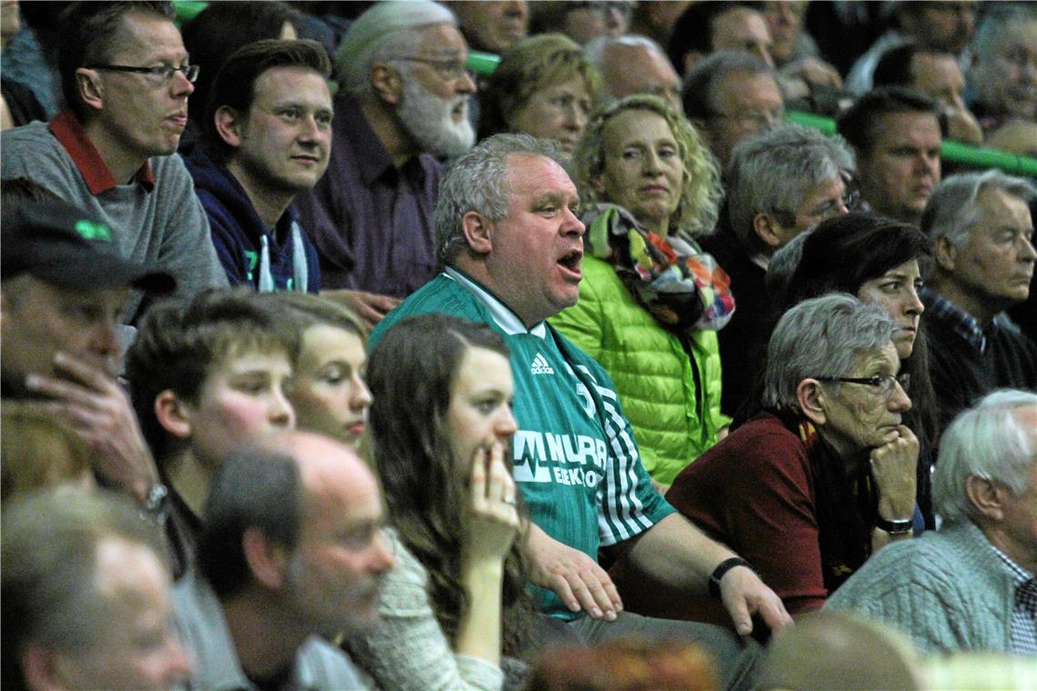 Beste Sicht aufs Spielgeschehen: Jürgen Schmelcher ist einer der treuesten Zuschauer des HCOB. Fotos: Alexander Hornauer