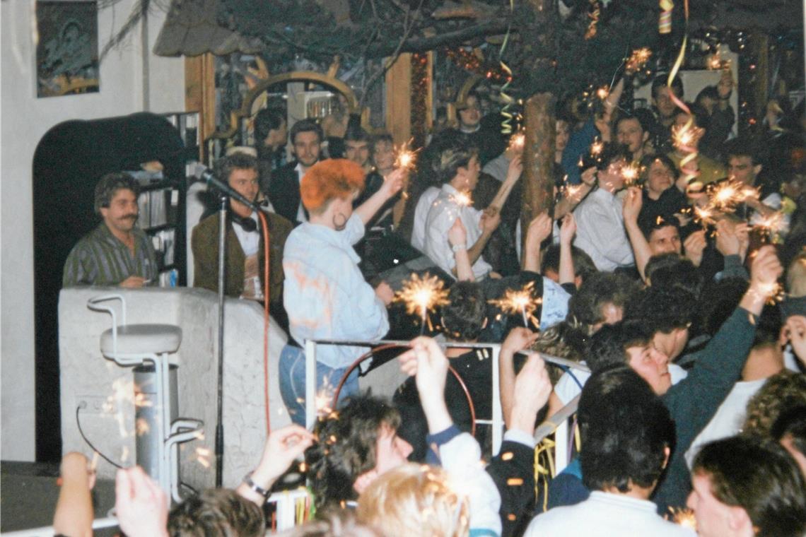 Twist, Jive und Rock’n’Roll im Hula Hoop Beste Stimmung war im Hula Hoop immer garantiert. Der Partytempel hatte an sechs, manchmal sogar an allen sieben Tagen geöffnet.