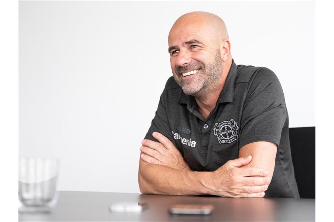 Bestens gelaunt: Bayer-Coach Peter Bosz. Foto: Marius Becker/dpa