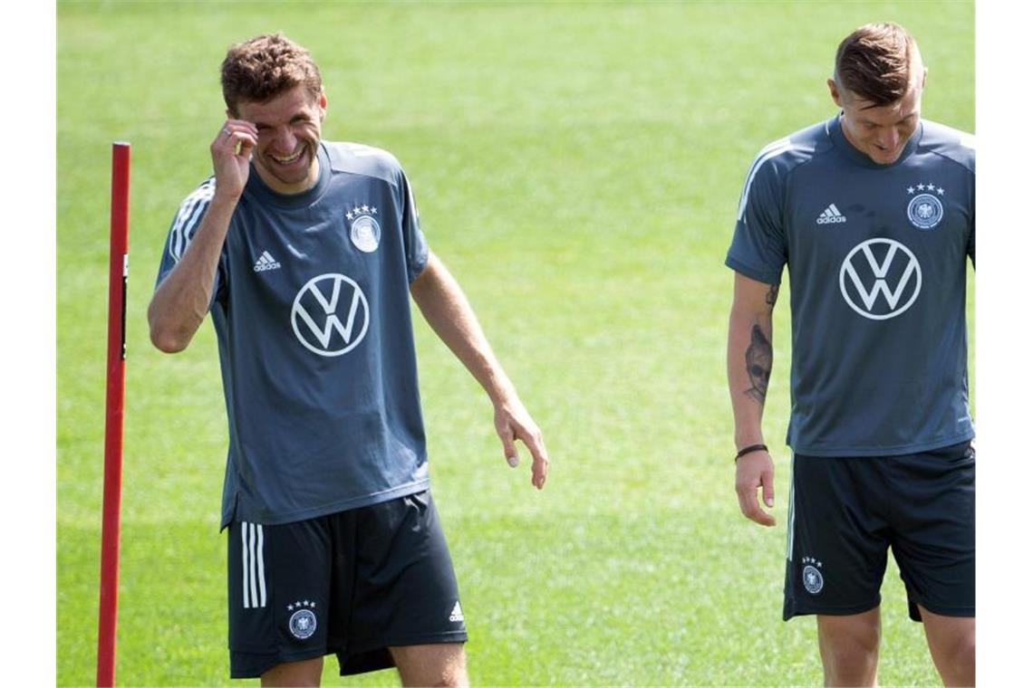 Frohe Kunde fürs England-Spiel: In Wembley kann's müllern Bestens gelaunt zurück im DFB-Training: Thomas Müller (l) - Toni Kroos freut es auch. Foto: Federico Gambarini/dpa