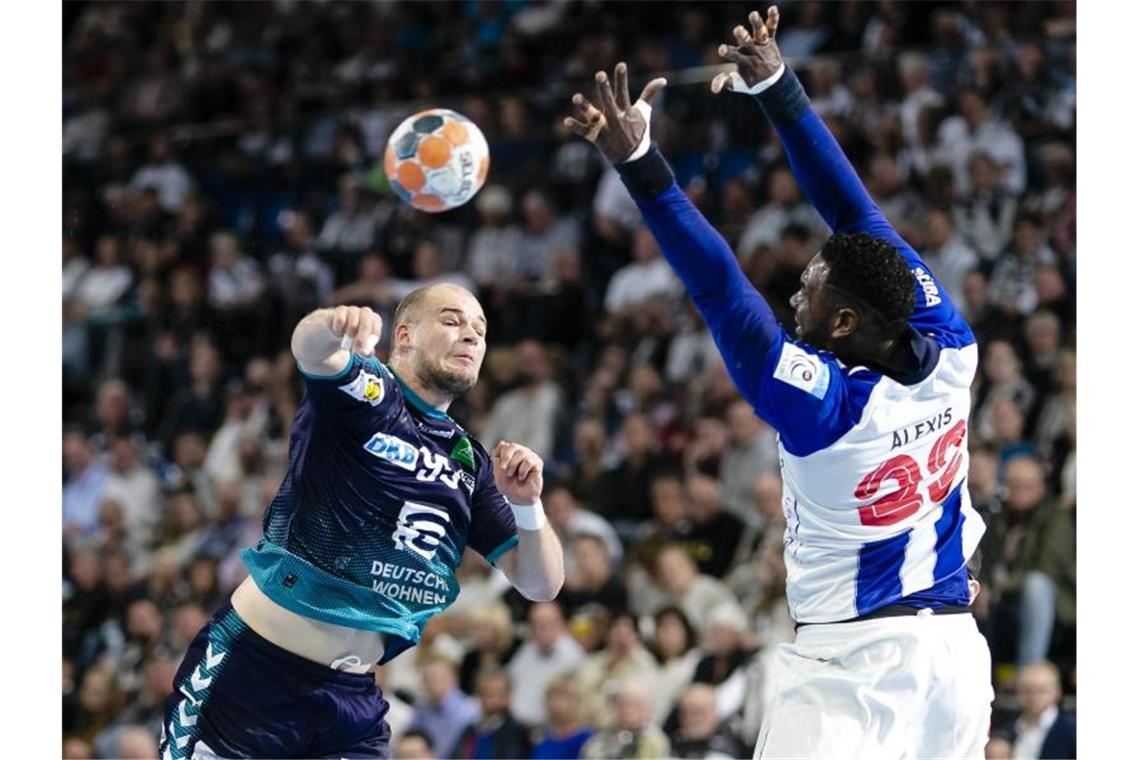 THW Kiel und Berlin Füchse stehen im EHF-Pokal-Endspiel Bester Berliner Schütze beim Füchse-Sieg gegen Porto: Paul Drux (l). Foto: Frank Molter