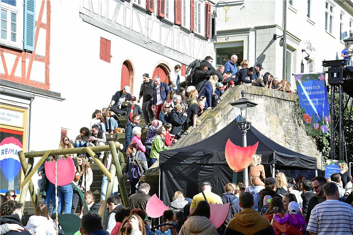 Bester Blick auf die Bühne von der Treppe am Marktplatz.