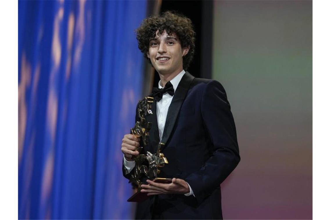 Goldener Löwe für Abtreibungsdrama von Audrey Diwan Bester Nachwuchsdarsteller wurde der Italiener Filippo Scotti für seine Rolle in "The Hand of God". Foto: Domenico Stinellis/AP/dpa