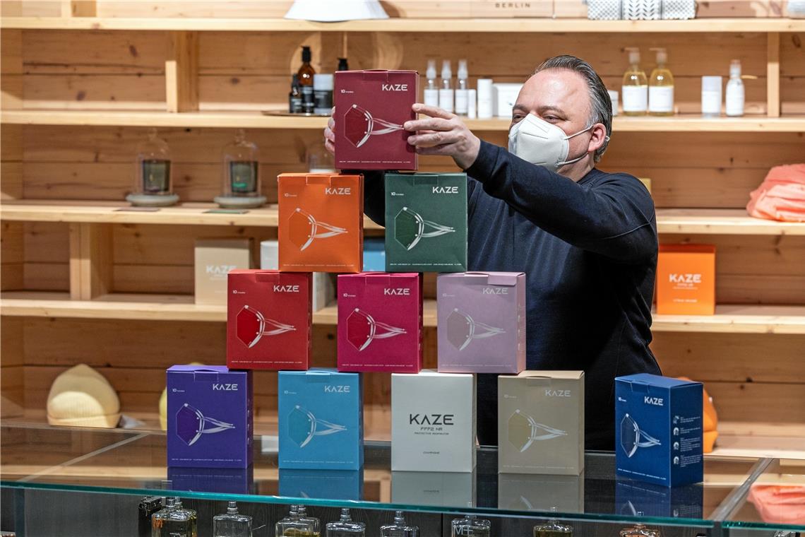 FFP2-Masken in Innenräumen Bestverkaufter Artikel: Markus Sammet hat Masken in verschiedensten Farben ins Sortiment des Schwarzmarkt aufgenommen. Foto: A. Becher