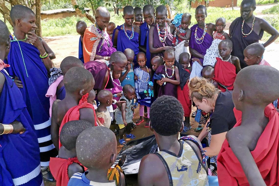 Besuch aus Deutschland: Die 31-jährige Erzieherin Sina Steer aus Unterweissach kommt bei der Großfamilie in Tansania an. Fotos: J. Fiedler/privat