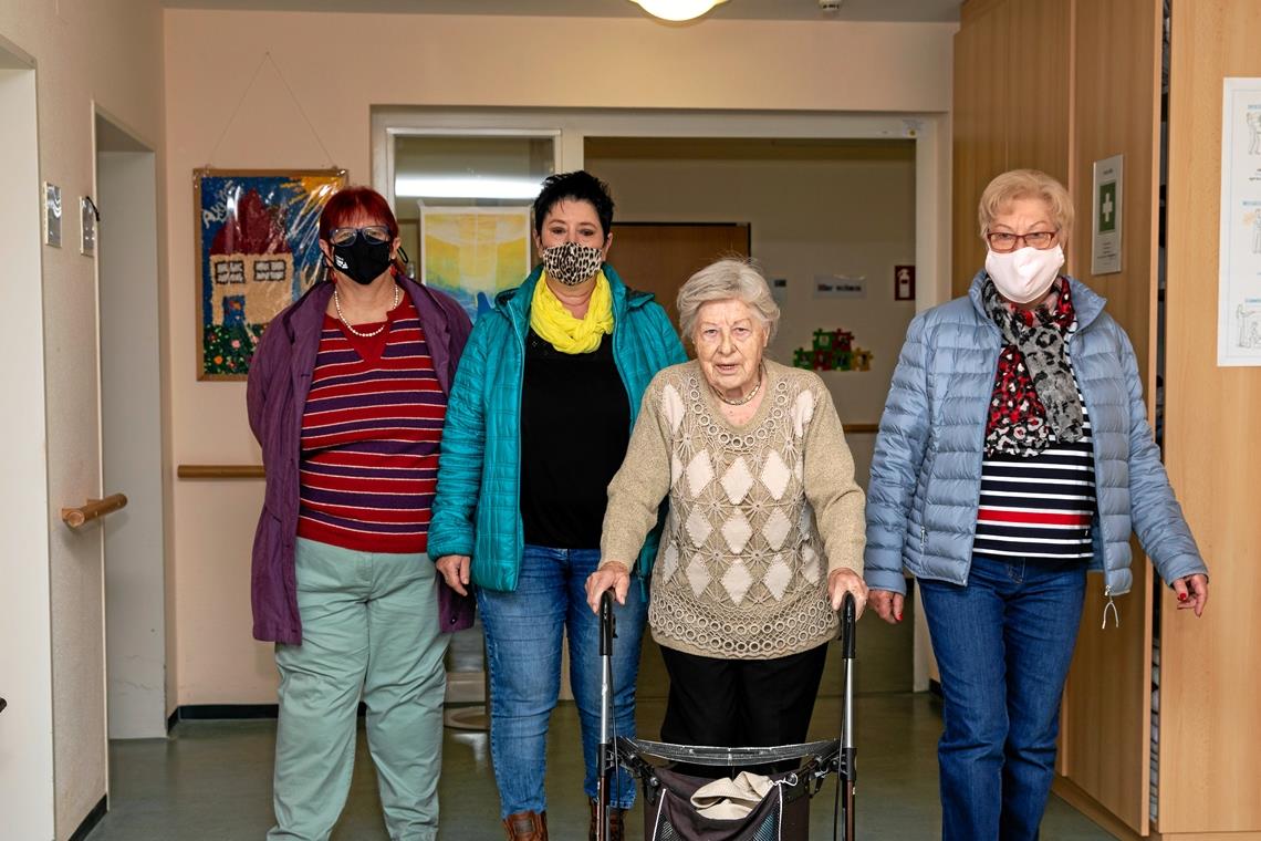 Praktische Hilfe von nebenan Besuch bei einer Klientin (von links): Claudia Peyer, Rosemarie Juskowiak, Marie Luise Sudermann und Petra Rauch. Foto: A. Becher