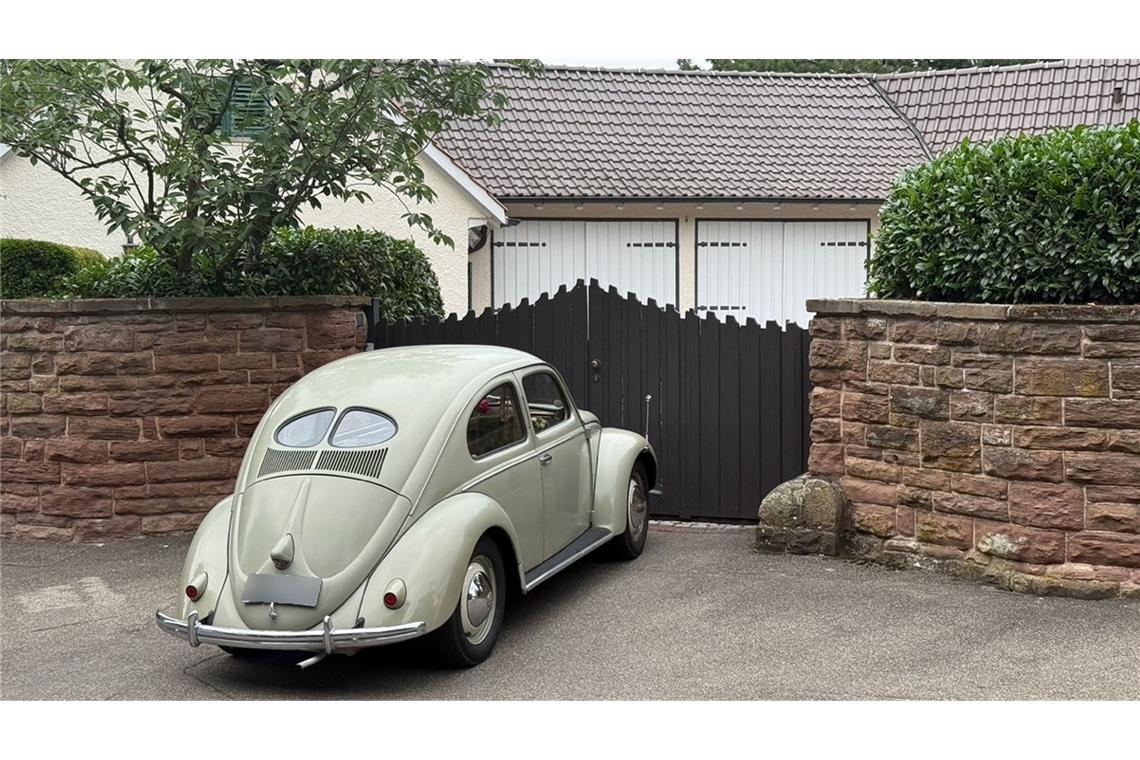 VW-Käfer-Fans feiern den neunzigsten Geburtstag des Prototyps Besuch beim Elternhaus: Ein VW Käfer vor den Toren der Porsche-Villa, in deren Garage der erste Prototyp gebaut wurde.