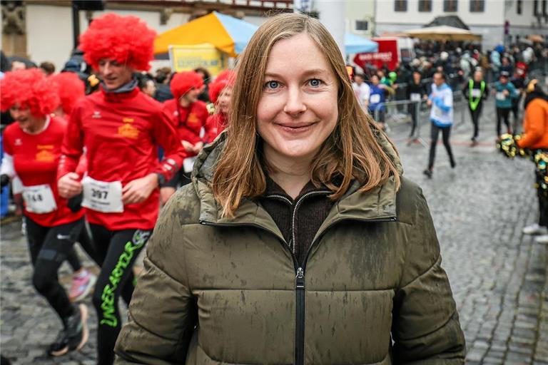 Besuch beim Silvesterlauf: Die neue Sportmanagerin Larissa Wallner ist bereits mittendrin in der Backnanger Sportszene. Foto: Alexander Becher
