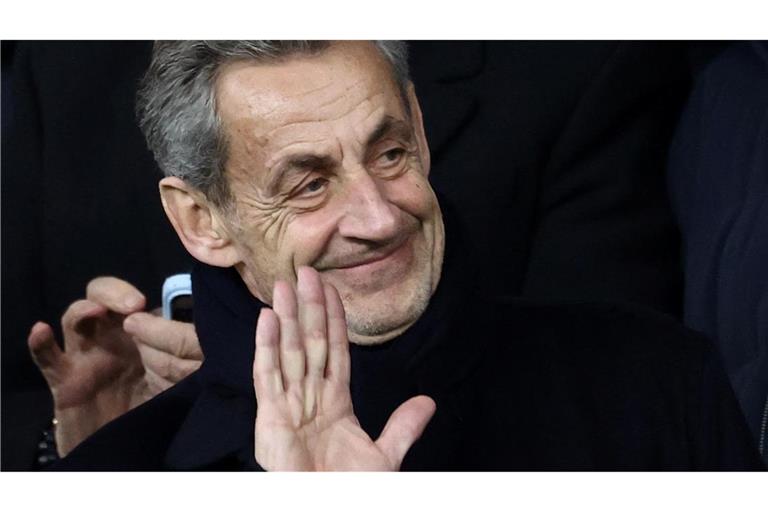 Besuche von Ehefrau Carla und Fußballspiele im Fernsehen lockerten Sarkozys Zeit hinter Gittern auf. (Archivbild)