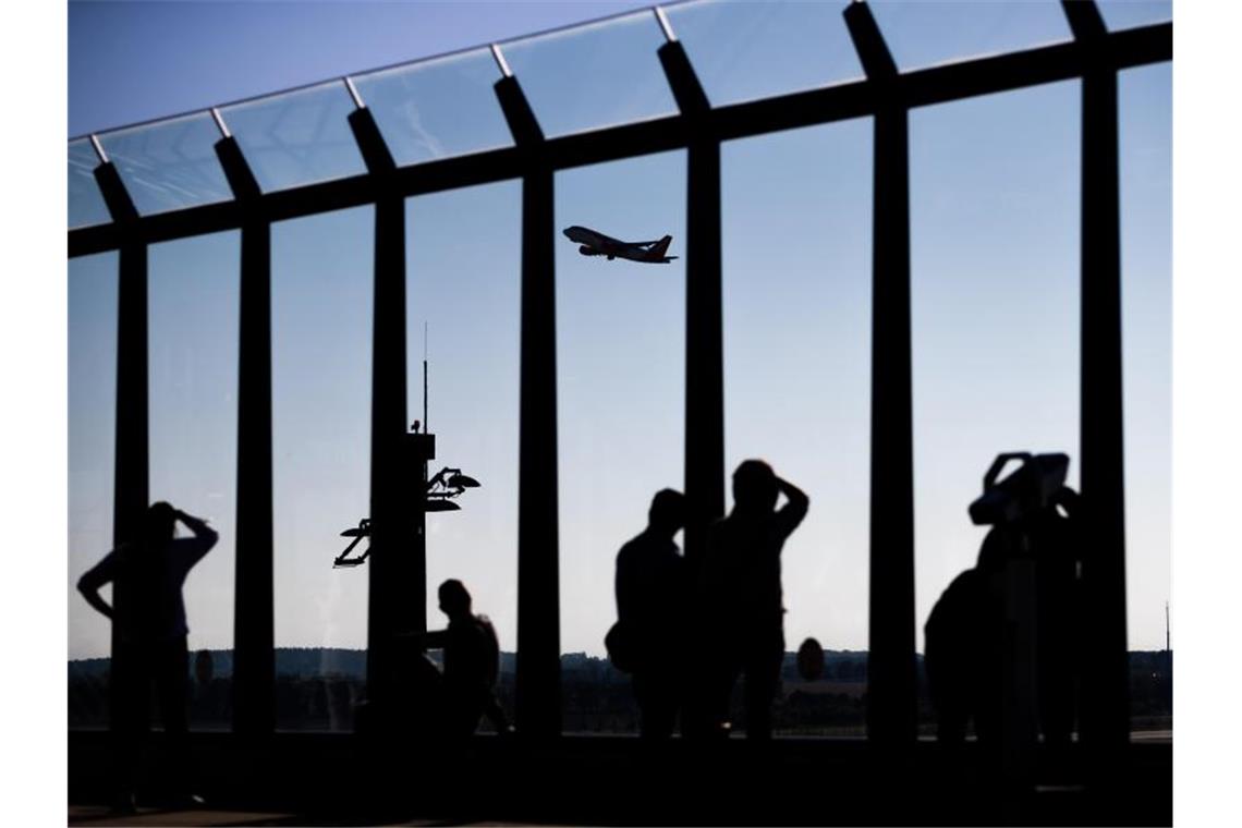 Am BER starten und landen Flugzeuge bald auf zwei Bahnen Besucher am Hauptstadtflughafen Berlin Brandenburg „Willy Brandt“ (BER) - die Zahl der Starts und Landungen war zuletzt gewachsen. Foto: Christoph Soeder/dpa