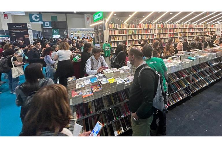 Besucher an einem Stand auf der Buchmesse in Turin. Schwerpunkt ist in diesem Jahr die deutschsprachige Literatur.