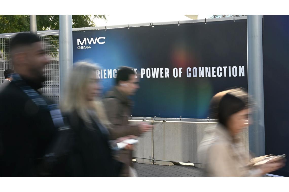 Besucher auf dem Weg zum MWC 2025 - auch dieses Jahr werden Menschenmassen in die Hallen strömen.