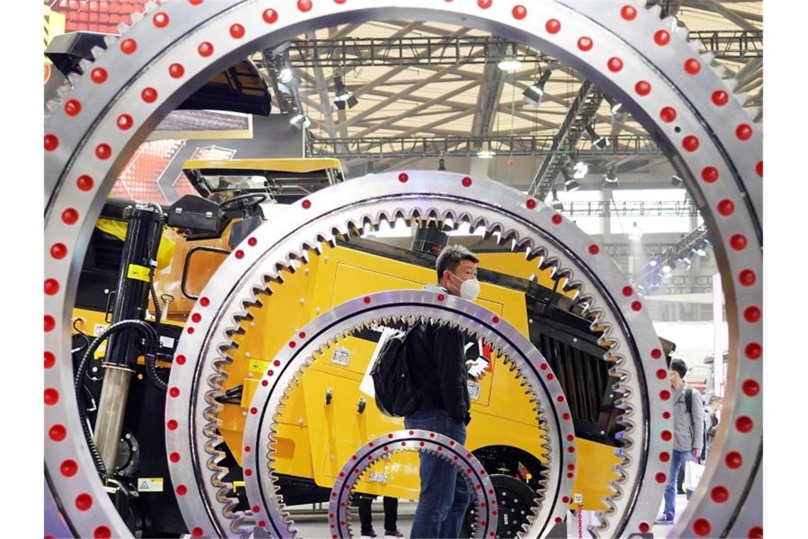 Chinas Wirtschaftsaufschwung setzt sich fort Besucher auf einer Baumaschinen-Messe in Shanghai. China wird voraussichtlich die einzige große Volkswirtschaft sein, die in diesem Jahr überhaupt ein Plus schafft. Foto: Fang Zhe/XinHua/dpa