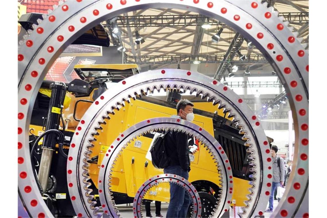 Besucher auf einer Baumaschinen-Messe in Shanghai. China wird voraussichtlich die einzige große Volkswirtschaft sein, die in diesem Jahr überhaupt ein Plus schafft. Foto: Fang Zhe/XinHua/dpa