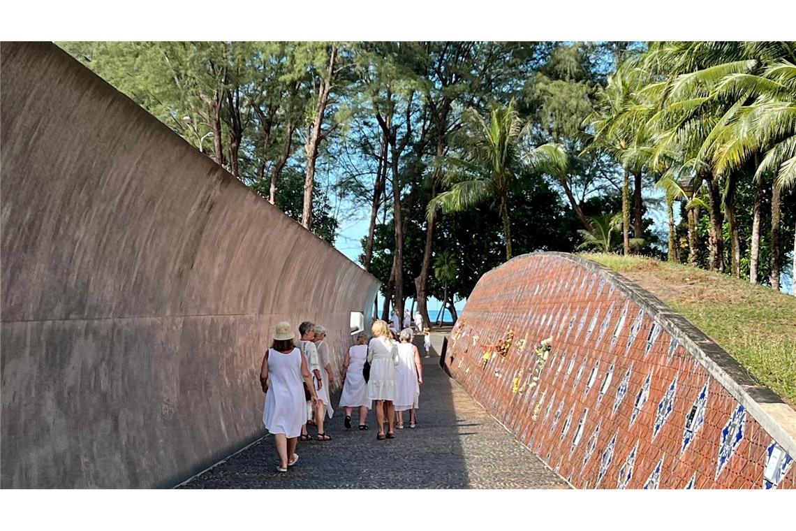 "Das Wasser kommt": 20 Jahre nach der Tsunami-Katastrophe Besucher aus aller Welt kommen noch heute in die Tsunami-Gedenkstätte in Khao Lak, wo auch an viele deutsche Opfer erinnert wird.