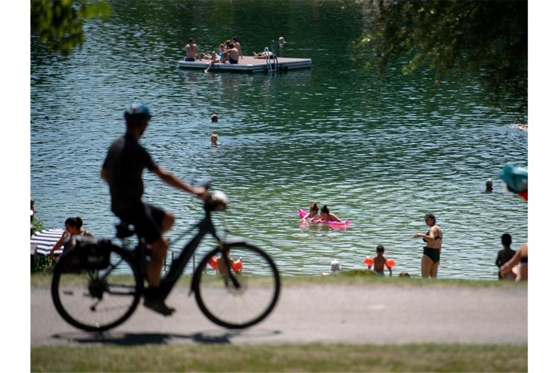 Besucher baden im Breitenauer See. Foto: Sebastian Gollnow/dpa