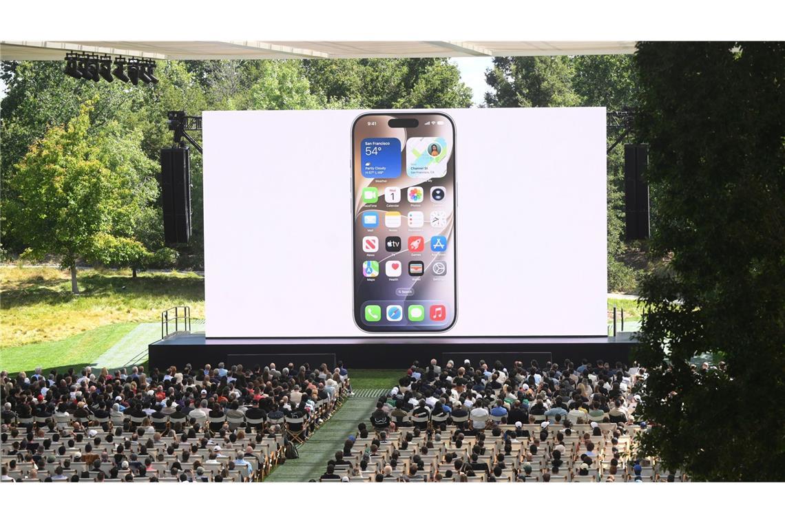 Besucher bei der WWDC: Apple veröffentlicht seine neue Sprachassistentin Siri AI vorerst nicht in Deutschland.