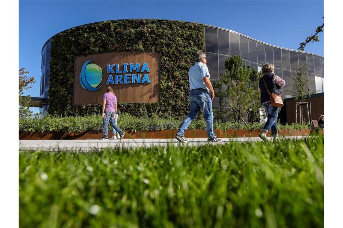 Besucher beim Tag der offenen Tür der Klima Arena in Sinsheim. Foto: Christoph Schmidt/dpa