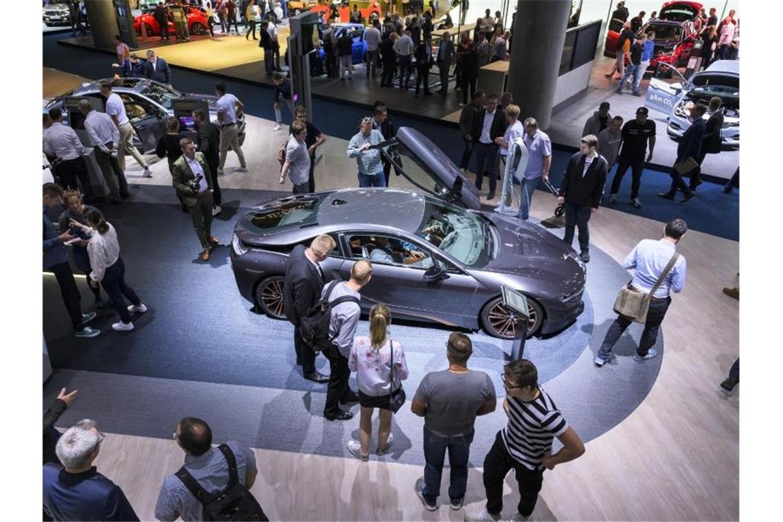 Besucher der IAA schauen sich auf dem Messestand von BMW um. Foto: Silas Stein