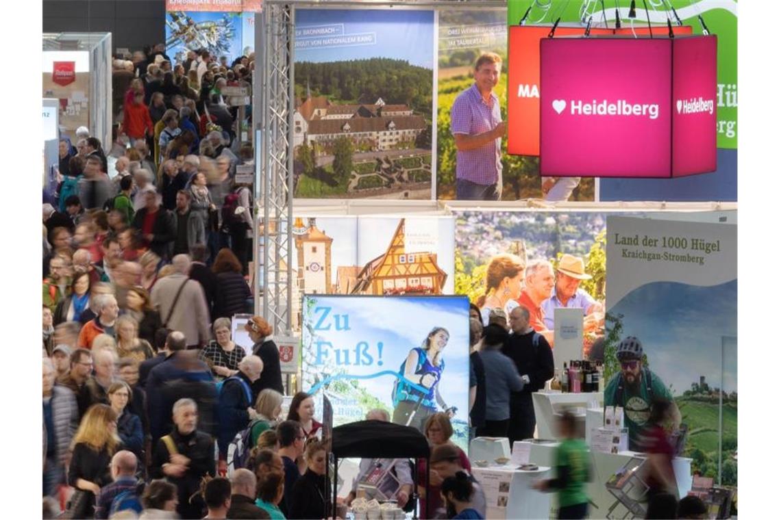 Reisemesse CMT hat begonnen Besucher der Reisemesse CMT in einer Halle der Messe Stuttgart. Foto: Marijan Murat/dpa