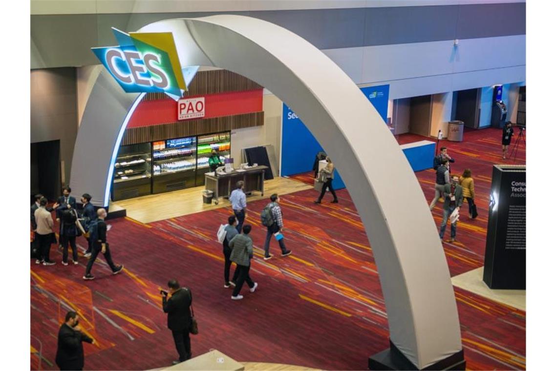 Über 40.000 Besucher bei deutlich kleinerer CES-Messe Besucher der Technik-Messe CES auf dem Messegelände. Das Branchenevent in Las Vegas hat nach der Absage vieler großer Aussteller deutlich weniger Teilnehmer als gewohnt. Foto: Andrej Sokolow/dpa