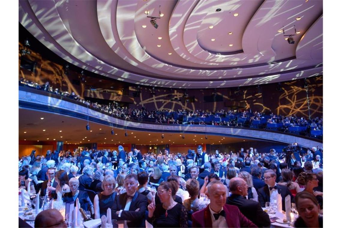 Journalisten und Politiker feiern 60. Landespresseball Besucher des 58. Landespresseballs in Baden-Württemberg. Foto: Sina Schuldt/dpa/Archivbild